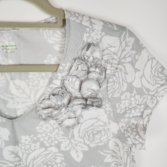Garnet Hill NEW Grey‎ White Rose Floral Short Sleeve Tee Rosette Embellishment S - Picture 2 of 8